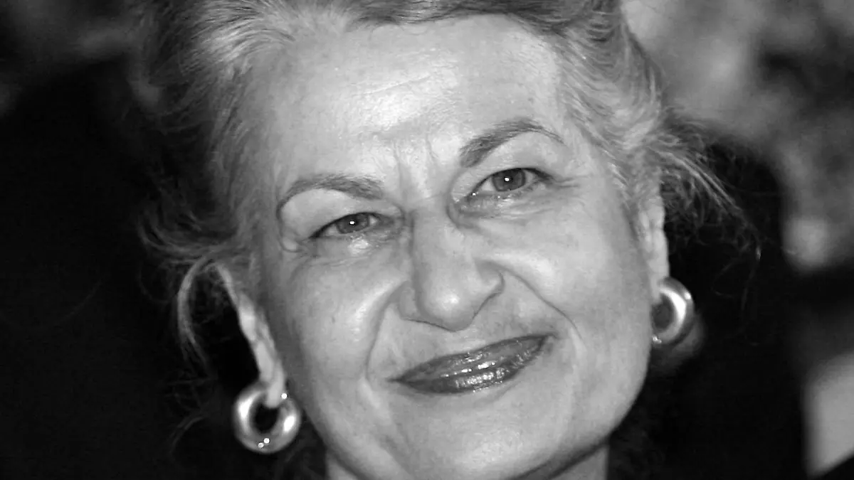 ARCHIV - 24.05.2006, Baden-Württemberg, Mainau: Die Schauspielerin Ursula Cantieni lächelt bei einer Hutmodenschau auf der Mainau. Die Darstellerin der Johanna Faller aus der Schwarzwaldserie «Die Fallers» starb in der Nacht auf Dienstag, 15.08.2023 im Alter von 75 Jahren, wie der Südwestrundfunk (SWR) mitteilte. Foto: Patrick Seeger/dpa +++ dpa-Bildfunk +++