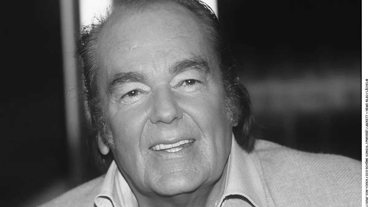 KONSUL HANS HERMANN WEYER IN DER JOHANNES B.KERNER AM 051202 IN HAMBURG / DEUTSCHLAND / EUROPA / ZDF TALKSHOW / TALKSENDUNG / GRAF VON YORCK / DER SCHÖNE KONSUL / PORTRÄT / JACKETT + HEMD BLAU / LÄCHELN