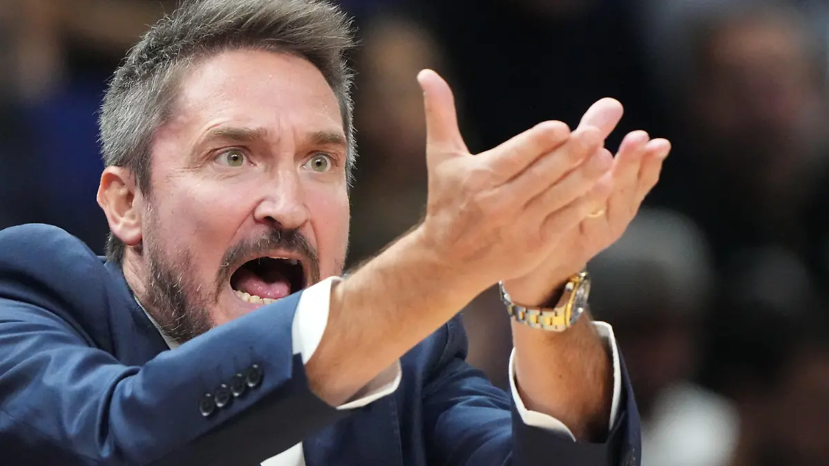 11.09.2022, Berlin: Basketball: EM, Serbien - Italien, K.o.-Runde, Achtelfinale, Mercedes-Benz Arena, Trainer Gianmarco Pozzecco (Italien) reagiert an der Seitenlinie. Foto: Soeren Stache/dpa +++ dpa-Bildfunk +++