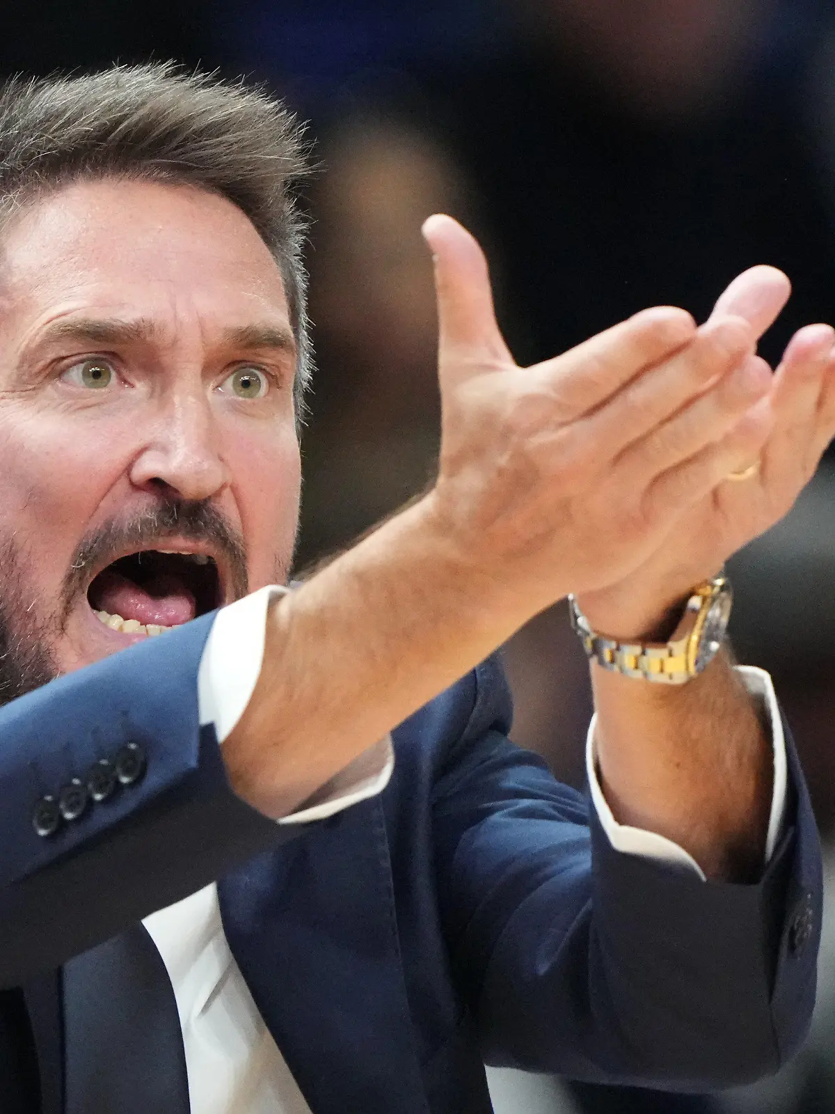 11.09.2022, Berlin: Basketball: EM, Serbien - Italien, K.o.-Runde, Achtelfinale, Mercedes-Benz Arena, Trainer Gianmarco Pozzecco (Italien) reagiert an der Seitenlinie. Foto: Soeren Stache/dpa +++ dpa-Bildfunk +++