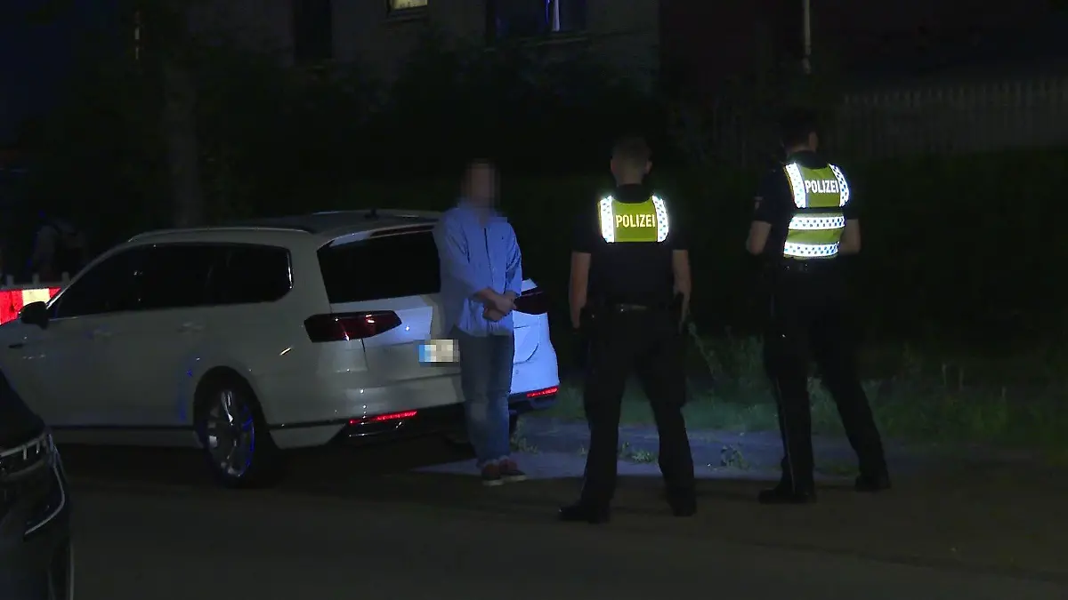 Anwohner wird von der Polizei vernommen.