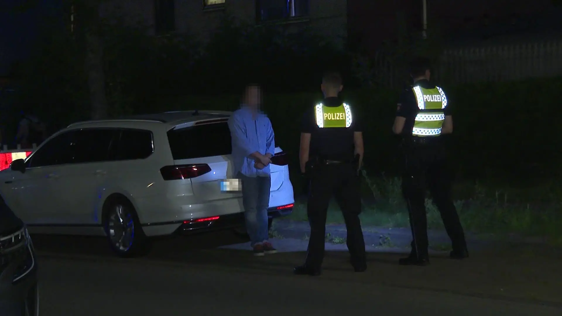 Anwohner wird von der Polizei vernommen.