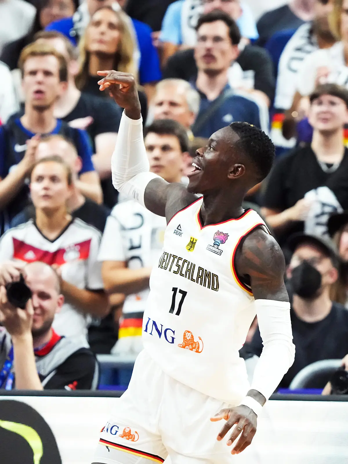 Basketball: EM, Deutschland - Griechenland, K.o.-Runde, Viertelfinale, Mercedes-Benz Arena, Dennis Schröder (Deutschland) wirft lachend einen Korb.