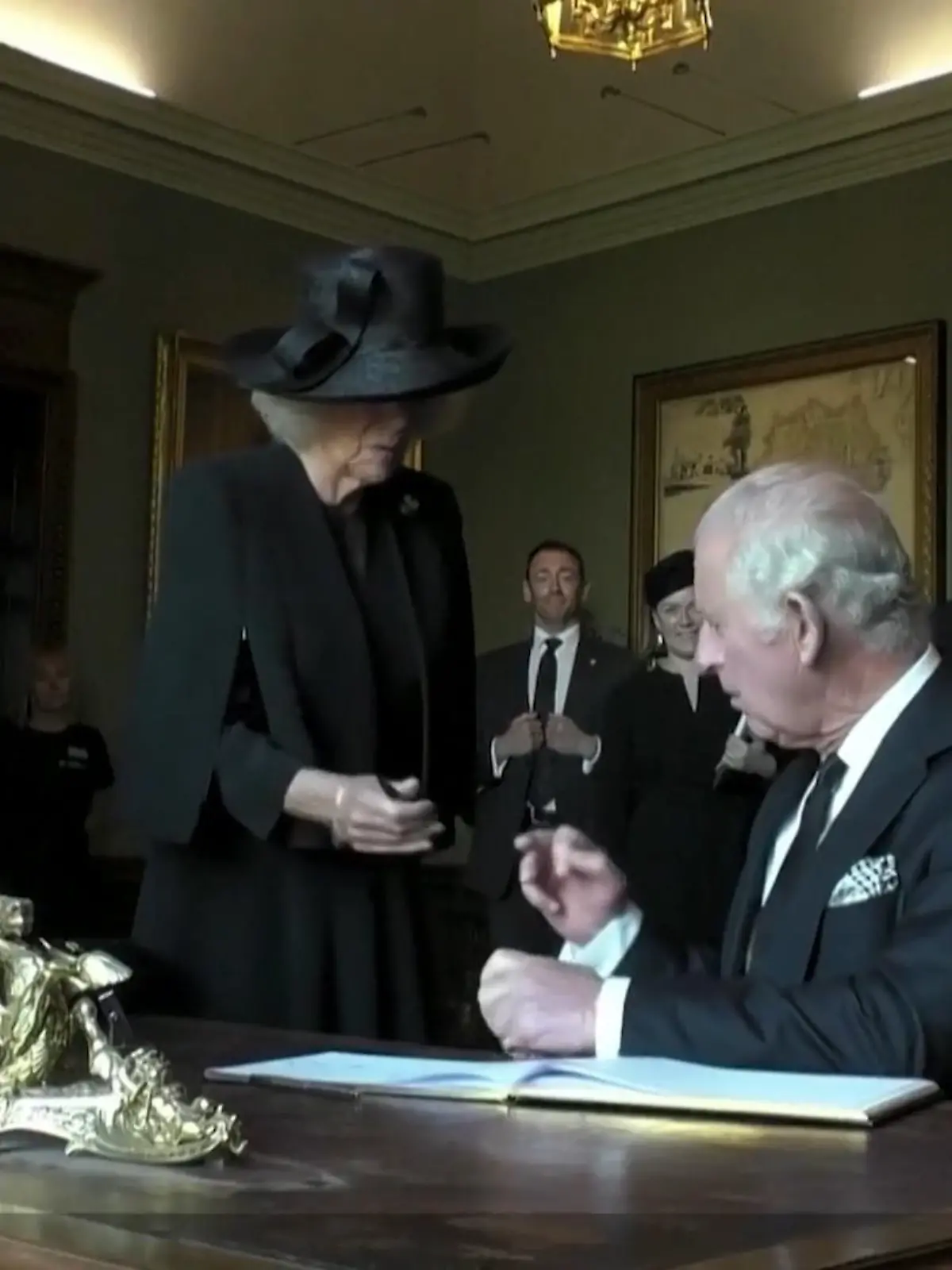 König Charles III. ist noch nicht lange im Amt, doch schon gibt es schon den nächsten Aufreger. Beim Eintrag ins Gästebuch von Hillsborough Castle trägt er erst das falsche Datum ein und beschwert sich dann über den Stift, der scheinbar Flecken hinterlässt. Camilla scheint der Stift nicht so viel auszumachen wie dem neuen König.