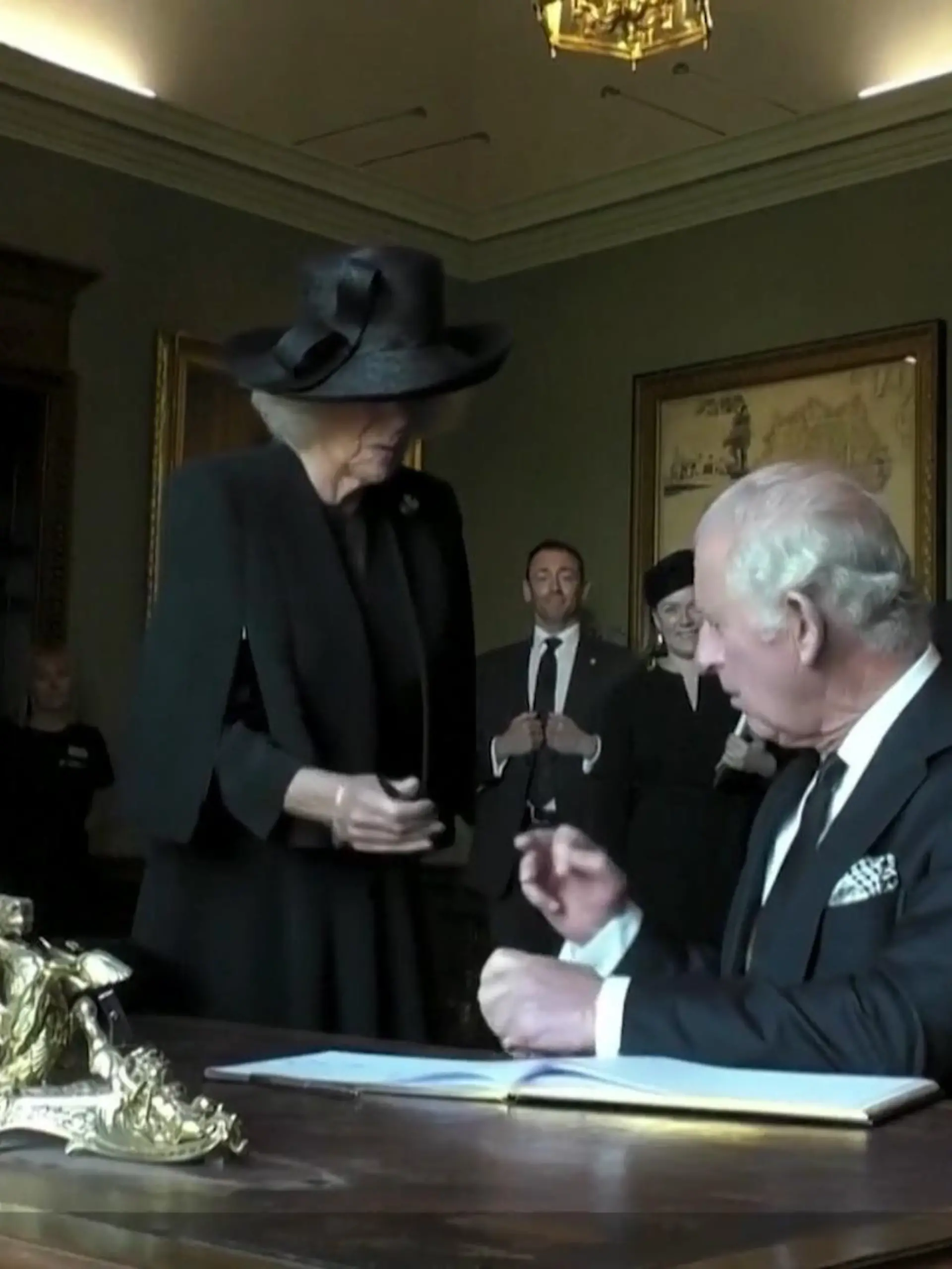 König Charles III. ist noch nicht lange im Amt, doch schon gibt es schon den nächsten Aufreger. Beim Eintrag ins Gästebuch von Hillsborough Castle trägt er erst das falsche Datum ein und beschwert sich dann über den Stift, der scheinbar Flecken hinterlässt. Camilla scheint der Stift nicht so viel auszumachen wie dem neuen König.