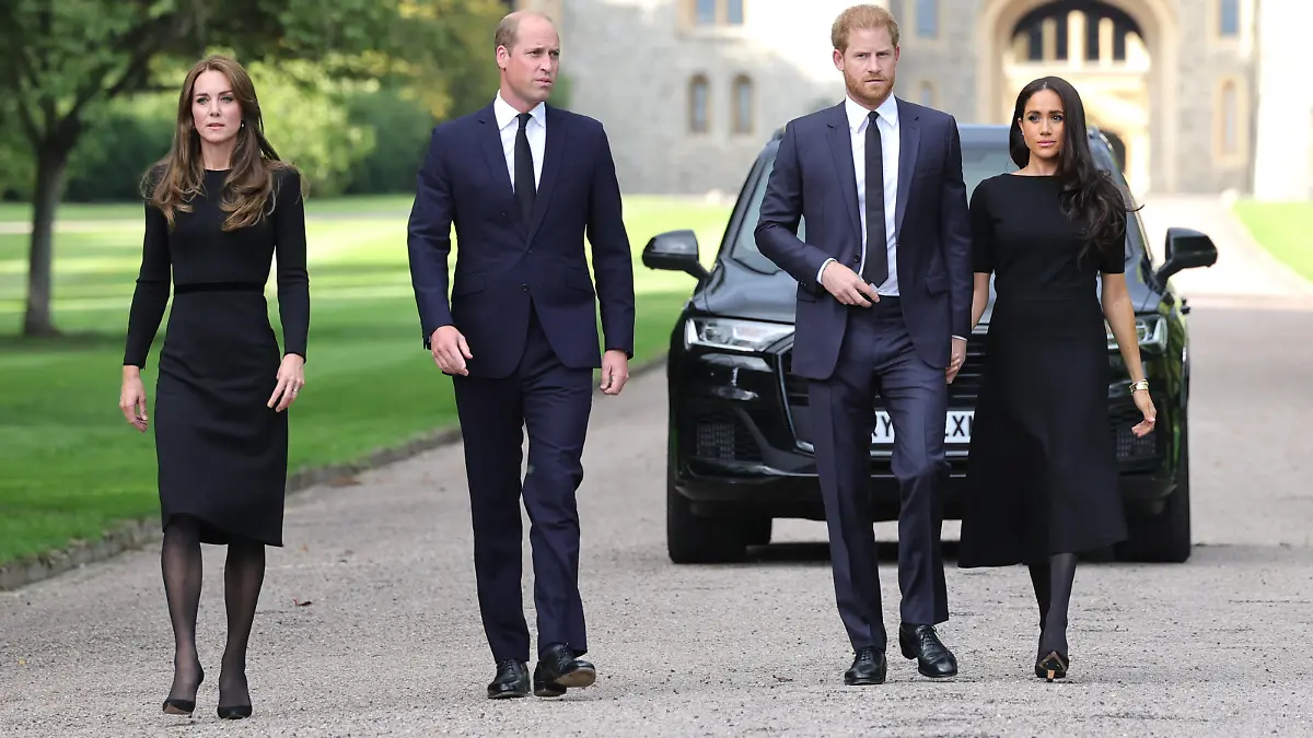 . 10/09/2022. Windsor, United Kingdom. William , Prince of Wales and Catherine, Princess of Wales , William and Kate Middleton together with Prince Harry and Meghan Markle , the Duke and Duchess of Sussex, look at the floral tributes at Windsor Castle following the death of Queen Elizabeth II . PUBLICATIONxINxGERxSUIxAUTxHUNxONLY xPoolx/xi-Imagesx IIM-23755-0012