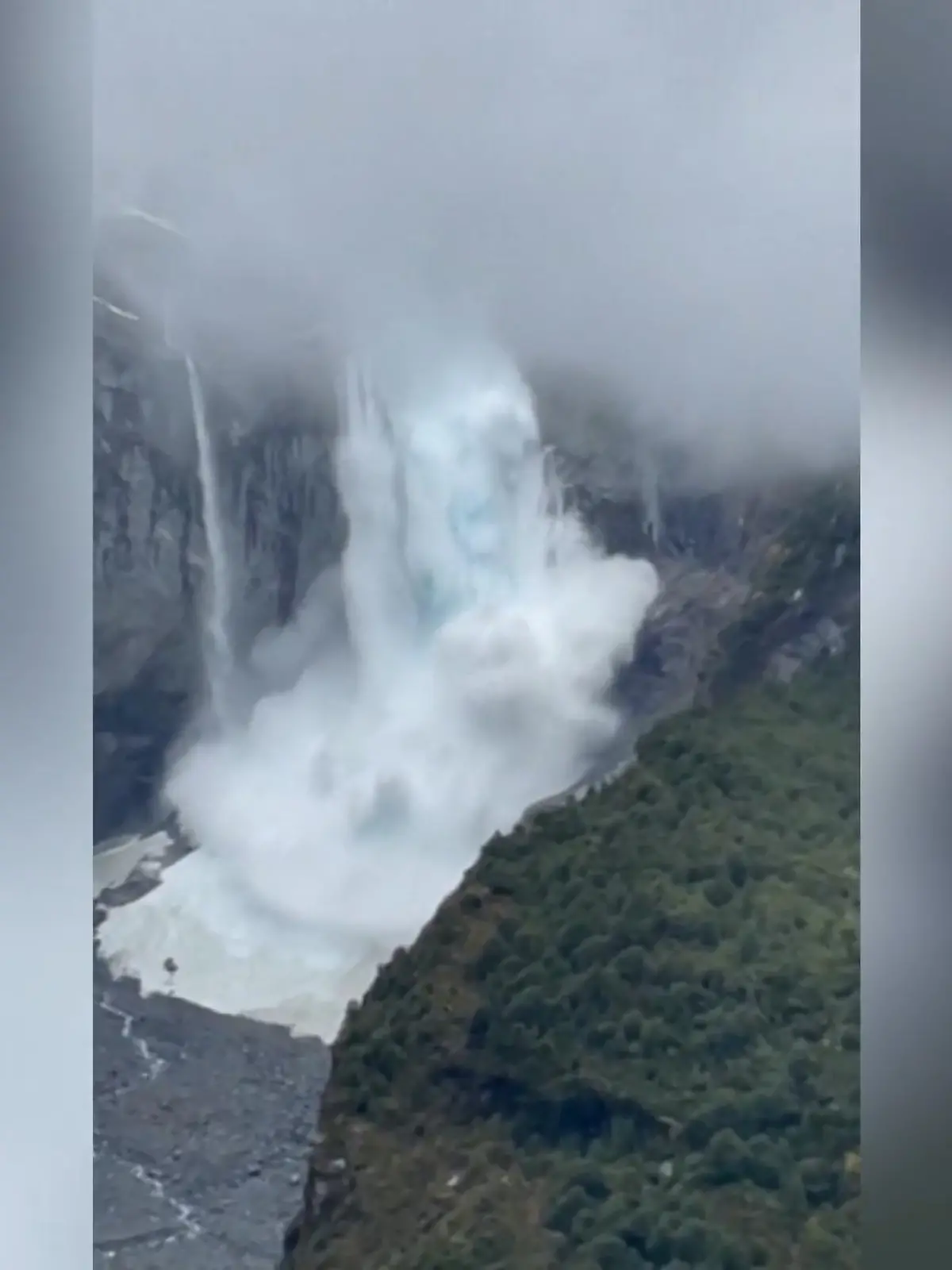 Es sind Bilder, die in Zukunft zur Gewohnheit werden könnten. Ein Gletscher im Nationalpark Queulat in Chile kalbt in den darunterliegenden Bachlauf.
Experten sagen, der Abbruch sei eine direkte Folge von massiven Regenfällen und ungewöhnlich hohen Temperaturen. Bevor der Gletscher abging, gab es eine regelrechte Hitzeperiode von Temperaturen über Null Grad Celsius, zeitweise sogar über 15 Grad Celsius.
Beides seien, laut Klimaforschern, direkt Auswirkungen der Klimakatastrophe.