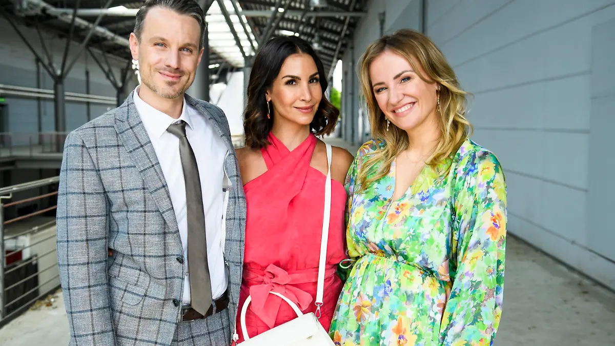 Sila Sahin (M.) mit Marc Dumitru und Ania Niedieck

Die Verwendung des sendungsbezogenen Materials ist nur mit dem Hinweis und Verlinkung auf RTL+ gestattet.