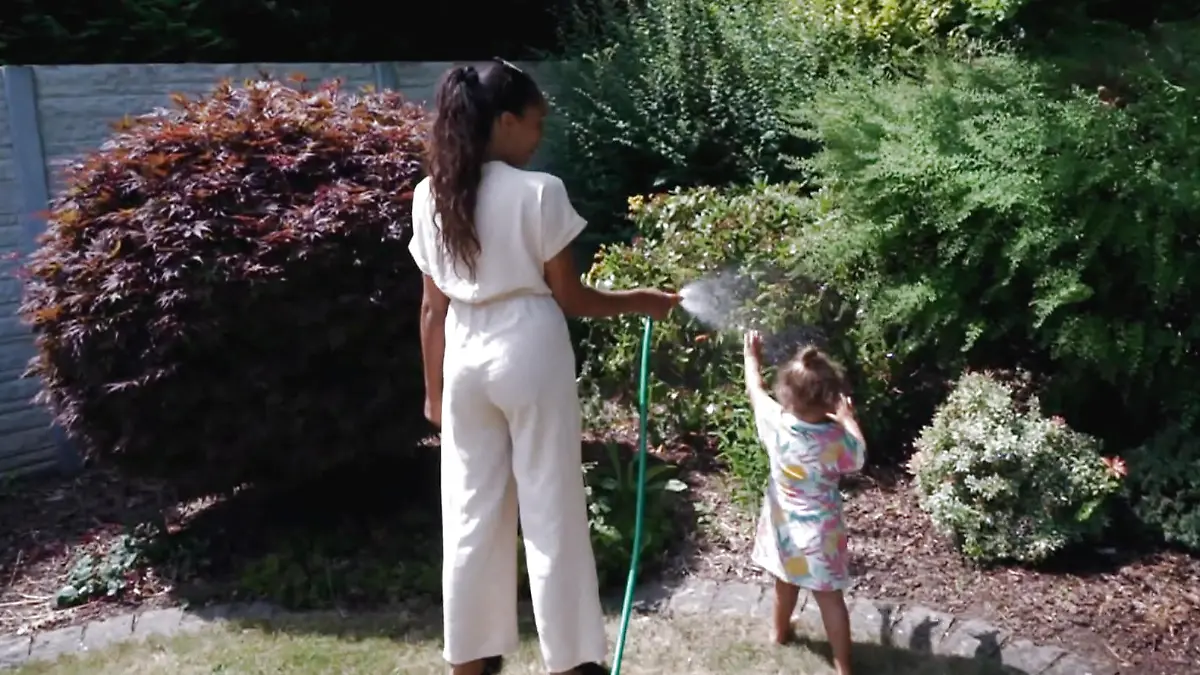 Ausgelassen mit ihrer kleinen Tochter spielen - und das im heimischen Garten! Für Sarah Joelle Jahnel soll das jetzt Wirklichkeit werden.