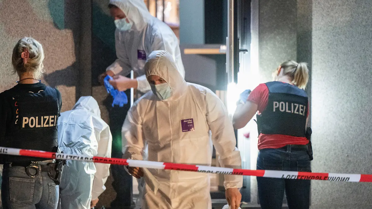 11.09.2022, Hessen, Offenbach am Main: Polizisten sichern Spuren an einer Bar in Offenbach am Main. Zuvor war hier eine Person durch einen Schuss tödlich verletzt worden, eine weitere Person wurde nach Angaben der Polizei schwer verletzt. Der oder die Täter sind flüchtig. Foto: Boris Roessler/dpa +++ dpa-Bildfunk +++