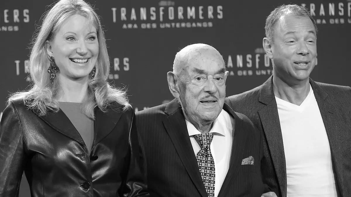 Artur Brauner mit Sammy Brauner und dessen Ehefrau Anne Manuela Tischler / Europapremiere von TRANSFORMERS: ÄRA DES UNTERGANGS am 29. Juni 2014 im Kino CineStar Sony Center am Potsdamer Platz / *** Artur Brauner with Sammy Brauner and whose Wife Anne Manuela Carpenters European premiere from Transformers Era of Demise on 29 June 2014 at Cinema Cinestar Sony Center on Potsdam Place Copyright: x