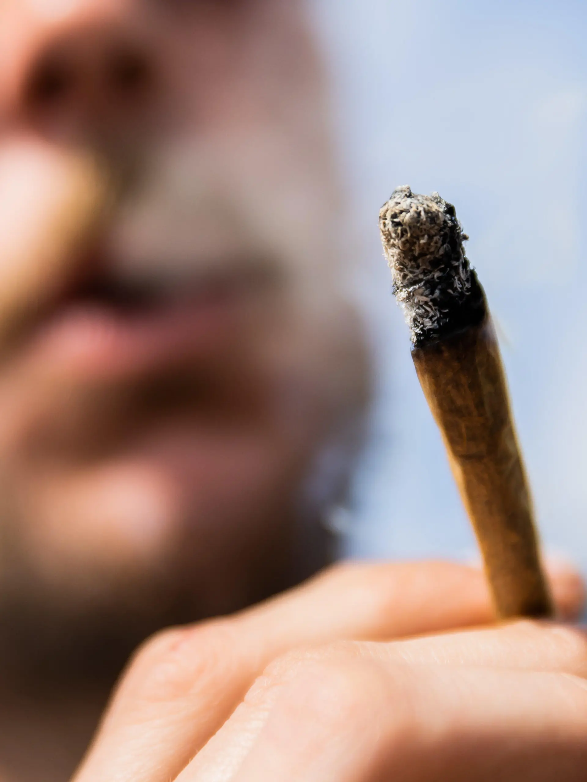 ARCHIV - 07.05.2022, Berlin: Ein Mann raucht bei einer Demonstrationen für eine Legalisierung von Cannabis im Mai 2022 am Brandenburger Tor einen Joint mit Medizinalcannabis. (zu dpa: «Gehalt von Rauschmittel THC in Haschisch verdoppelt») Foto: Christoph Soeder/dpa +++ dpa-Bildfunk +++
