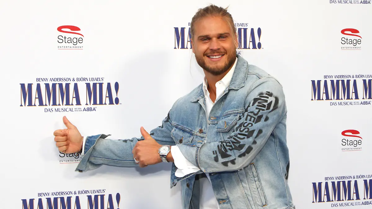  Rurik Gislason bei der Gala Premiere vom Musical Mamma Mia am 11.09.2022 in Hamburg Mamma Mia ist zurück- das Erfolgsmusical feiert große Gala Premiere in Hamburg *** Rurik Gislason at the gala premiere of the musical Mamma Mia on 11 09 2022 in Hamburg Mamma Mia is back the success musical celebrates great gala premiere in Hamburg PUBLICATIONxINxGERxSUIxAUTxONLY