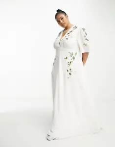Verziertes Maxikleid in Creme von Hope & Ivy Plus