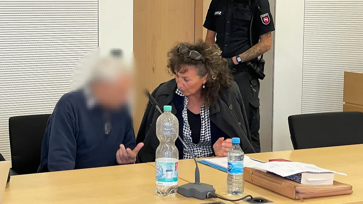 Der Angeklagte und seine Dolmetscherin am 29. August 2023 vor Gericht.