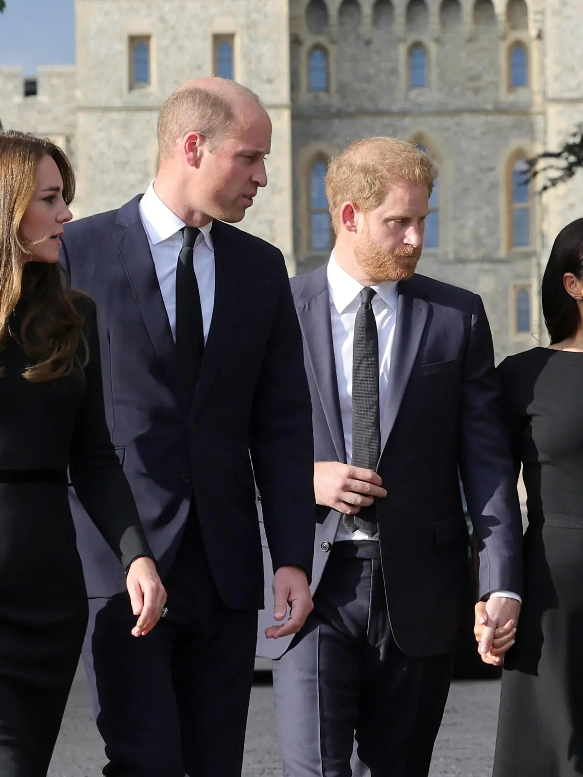  . 10/09/2022. Windsor, United Kingdom. William , Prince of Wales and Catherine, Princess of Wales ,  William and Kate Middleton  together with Prince Harry and Meghan Markle , the Duke and Duchess of Sussex, look at the floral tributes at Windsor Castle following the death of Queen Elizabeth II . PUBLICATIONxINxGERxSUIxAUTxHUNxONLY xPoolx/xi-Imagesx IIM-23755-0076