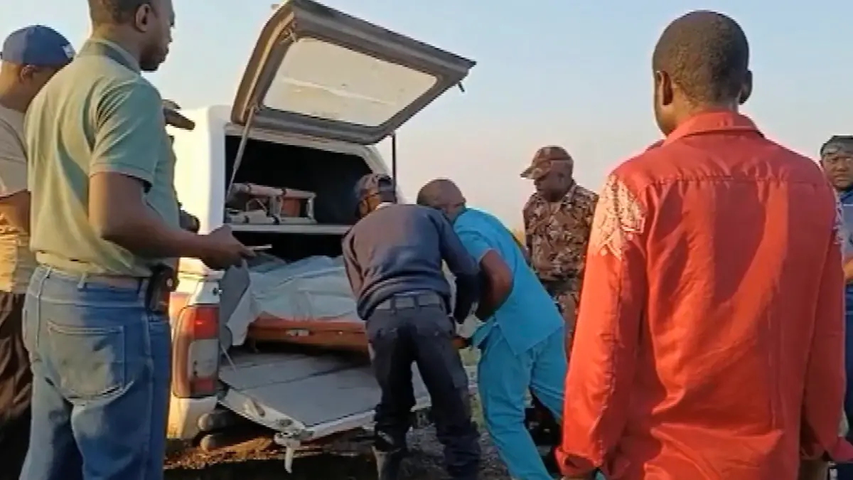 HANDOUT - 31.08.2022, Namibia, -: Auf diesem Bild, das von der Namibian Broadcasting Corporation zur Verfügung gestellt wurde, werden die Leichen der Opfer eines Leichtflugzeugabsturzes in der Nähe der Insel Impalila im grenzüberschreitenden Kavango-Sambesi-Schutzgebiet in einem Fahrzeug gelegt. Eine vierköpfige deutsche Familie ist bei einem Flugzeugabsturz im südwestafrikanischen Namibia ums Leben gekommen. Das Ehepaar habe mit seinen zwei Töchtern eine Cessna 210 gechartert und sei am Dienstagmittag am Rande des Flusses Sambesi verunglückt, sagte Hauptinspektor Kuwinga der Deutschen Presse-Agentur am Mittwoch. Foto: -/Namibian Broadcasting Corporation/AP/dpa - ACHTUNG: Nur zur redaktionellen Verwendung und nur mit vollständiger Nennung des vorstehenden Credits. Verwendung nur bis zum 14.9.2022 +++ dpa-Bildfunk +++