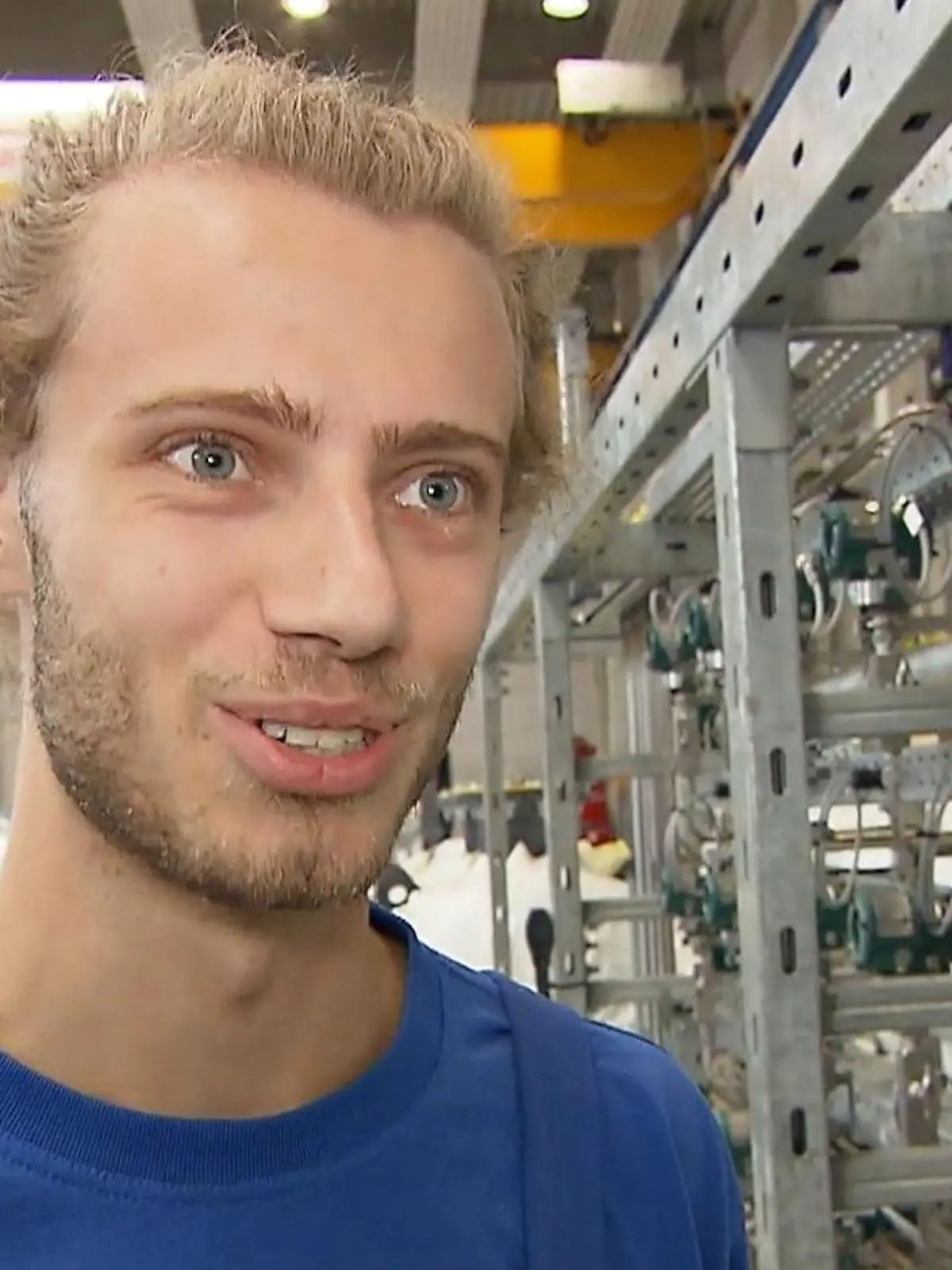 Peter Kossmann macht nach dem Abitur eine Ausbildung zum Mechatroniker. Im Video erzählt er, warum er sich für diesen Berufsweg entschieden und noch keine Sekunde bereut hat.