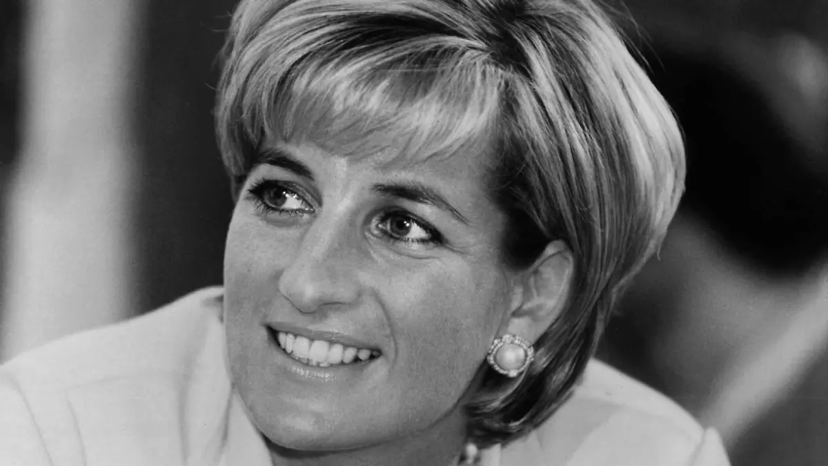 ARCHIV - 27.05.1997, Großbritannien, ---: Prinzessin Diana lächelt. Anlässlich des 25. Todestages von Diana erinnern TV-Sender an die Ex-Ehefrau des britischen Thronfolgers. Diana starb am 31. August 1997 mit 36 Jahren in Paris bei einem Autounfall. (zu dpa "Auch RTL begeht 25. Todestag von Diana: Vergleich mit Kate und Meghan") Foto: John Stillwell/PA/epa/dpa +++ dpa-Bildfunk +++