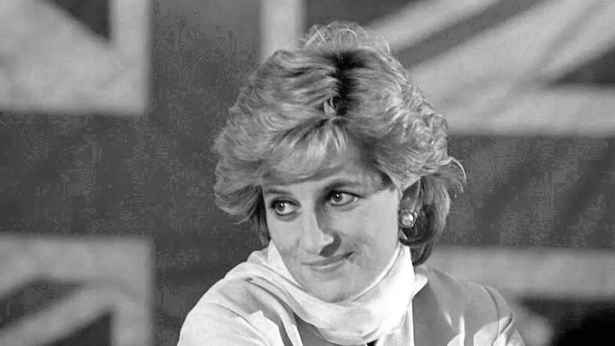 ARCHIV - 22.02.1996, Pakistan, Lahore: Prinzessin Diana vor der britischen Fahne in Pakistan (Archivfoto vom 22.02.1996). (zu dpa: «Zur Dokumentation «The Princess - Lady Diana» (3sat/30.8.)») Foto: John Giles/PA/epa/dpa +++ dpa-Bildfunk +++