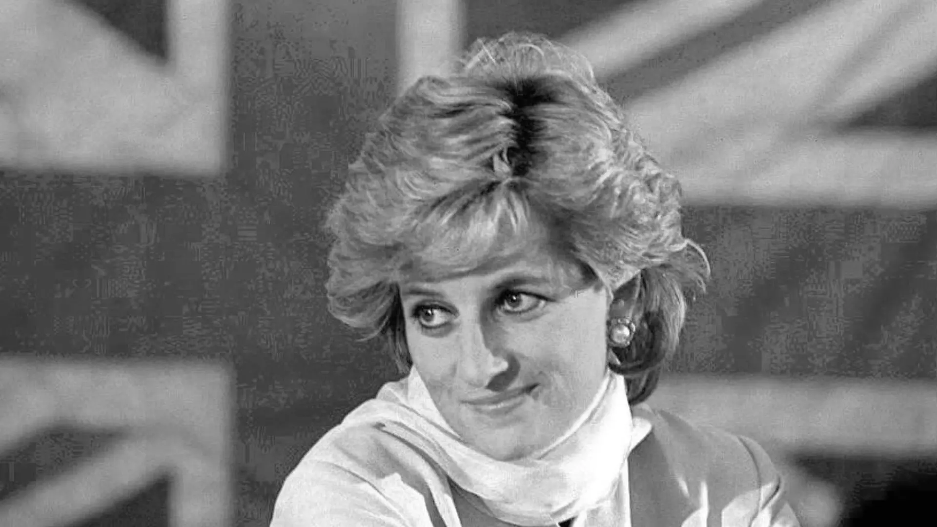 ARCHIV - 22.02.1996, Pakistan, Lahore: Prinzessin Diana vor der britischen Fahne in Pakistan (Archivfoto vom 22.02.1996). (zu dpa: «Zur Dokumentation «The Princess - Lady Diana» (3sat/30.8.)») Foto: John Giles/PA/epa/dpa +++ dpa-Bildfunk +++