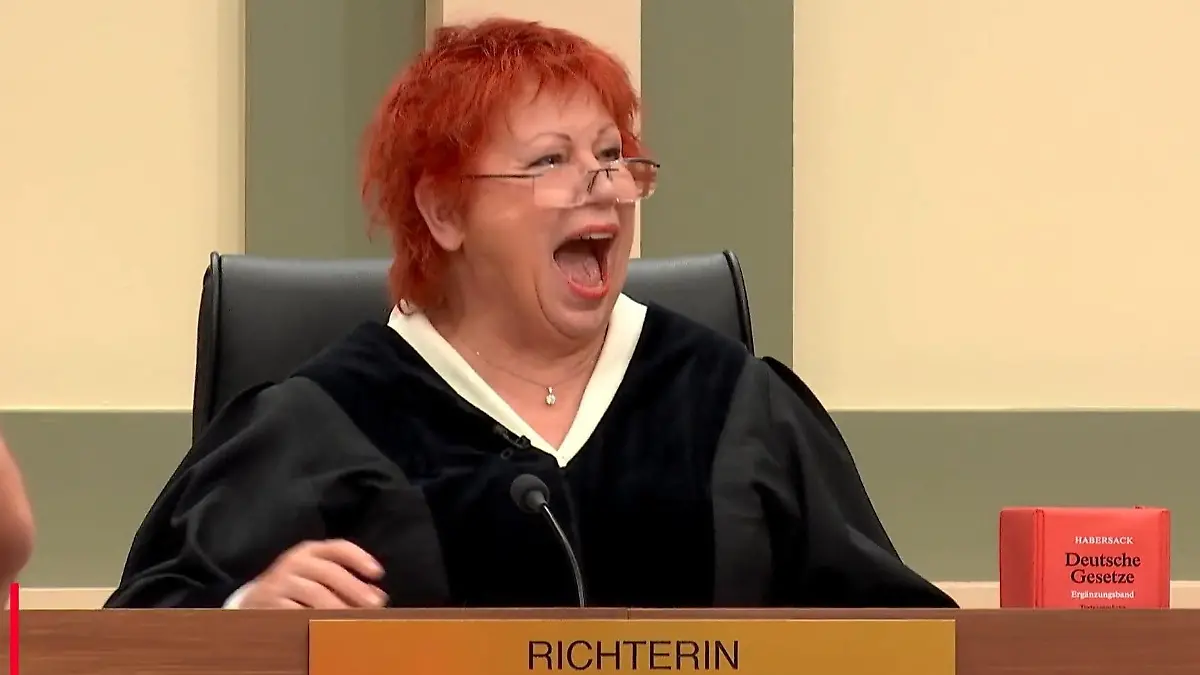 Spaß bei der Arbeit: Richterin Barbara Salesch hat bei "Das Strafgericht" auch mal was zu Lachen