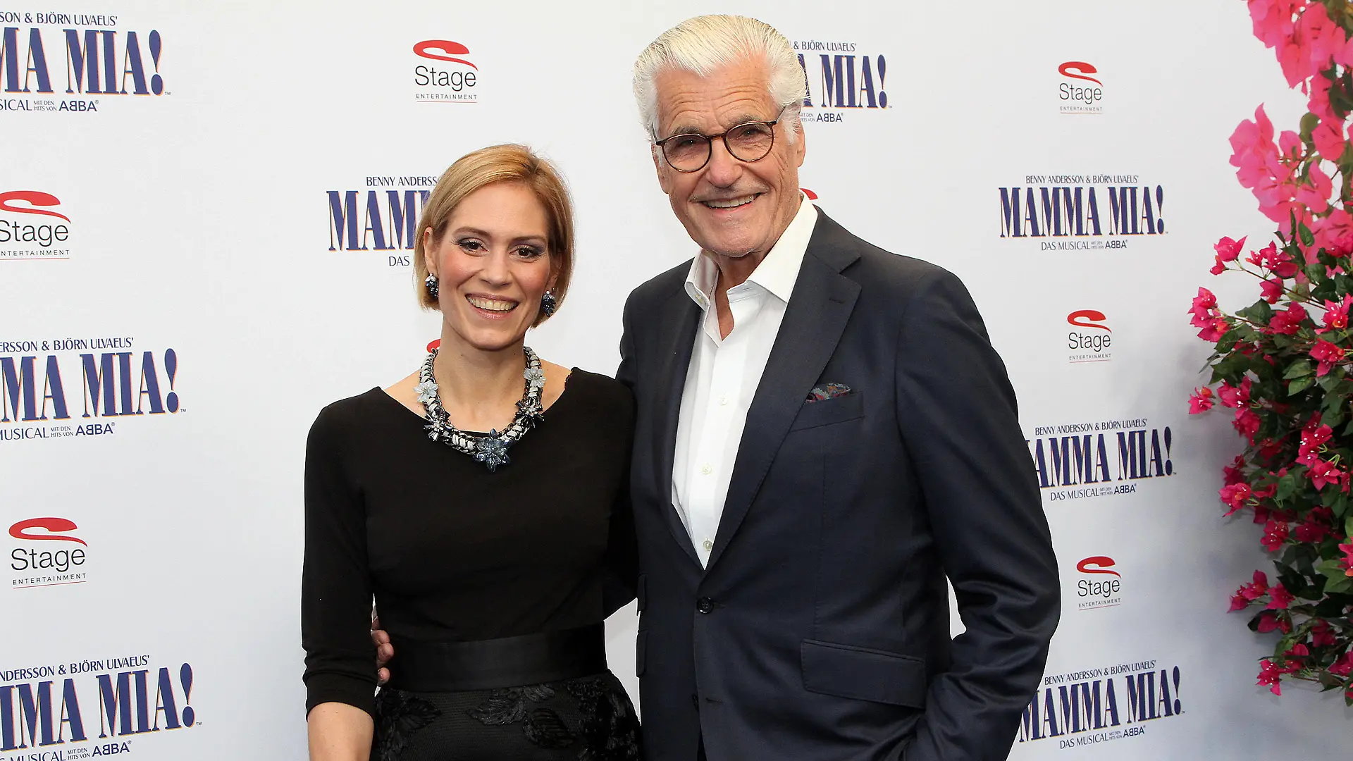 Sky Du Mont und Julia Schütze bei der Gala Premiere vom Musical Mamma Mia am 11.09.2022 in Hamburg Mamma Mia ist zurück- das Erfolgsmusical feiert große Gala Premiere in Hamburg *** Sky Du Mont and Julia Schütze at the gala premiere of the musical Mamma Mia on 11 09 2022 in Hamburg Mamma Mia is back the successful musical celebrates great gala premiere in Hamburg PUBLICATIONxINxGERxSUIxAUTxONLY