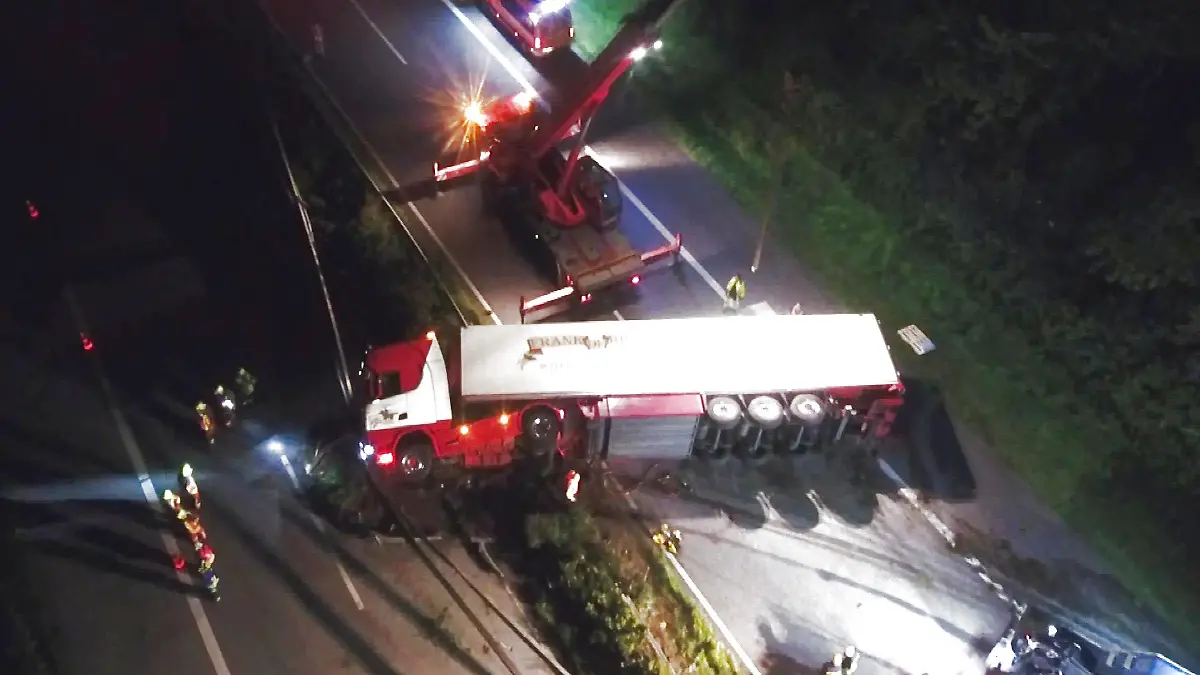 Ein auf der Seite liegender LKW blockiert die Autobahn.