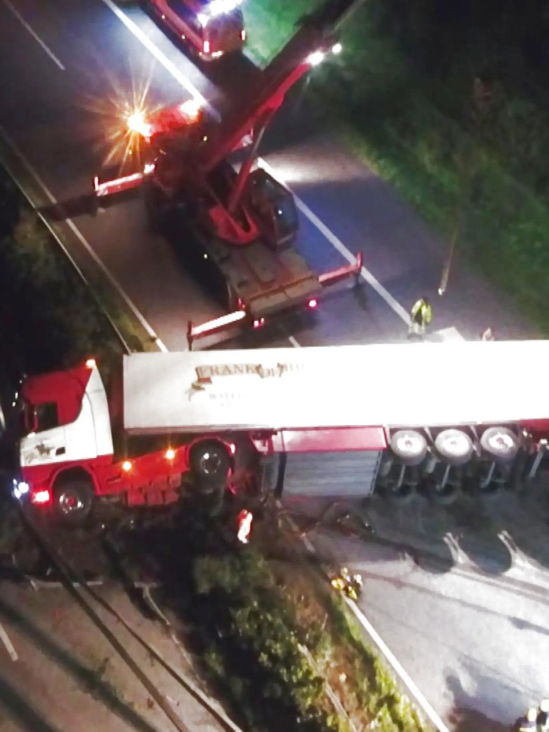 Ein auf der Seite liegender LKW blockiert die Autobahn.