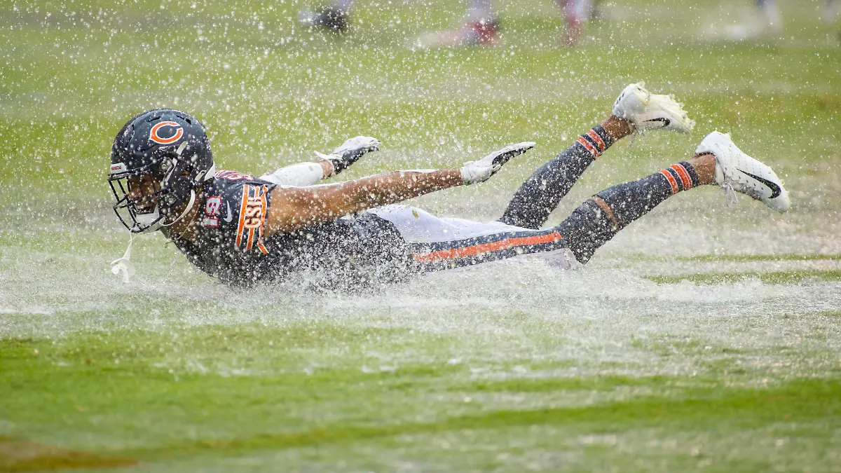 September 11, 2022: Chicago, Illinois, U.S. - Chicago Bears 19 Equanimeous St. Brown slides on the wet turf celebrating the win after the game between the San Francisco 49ers and the Chicago Bears at Soldier Field in Chicago, IL. Chicago United States of America - ZUMAc04_ 20220911_zaf_c04_182 Copyright: xMikexWulfx 