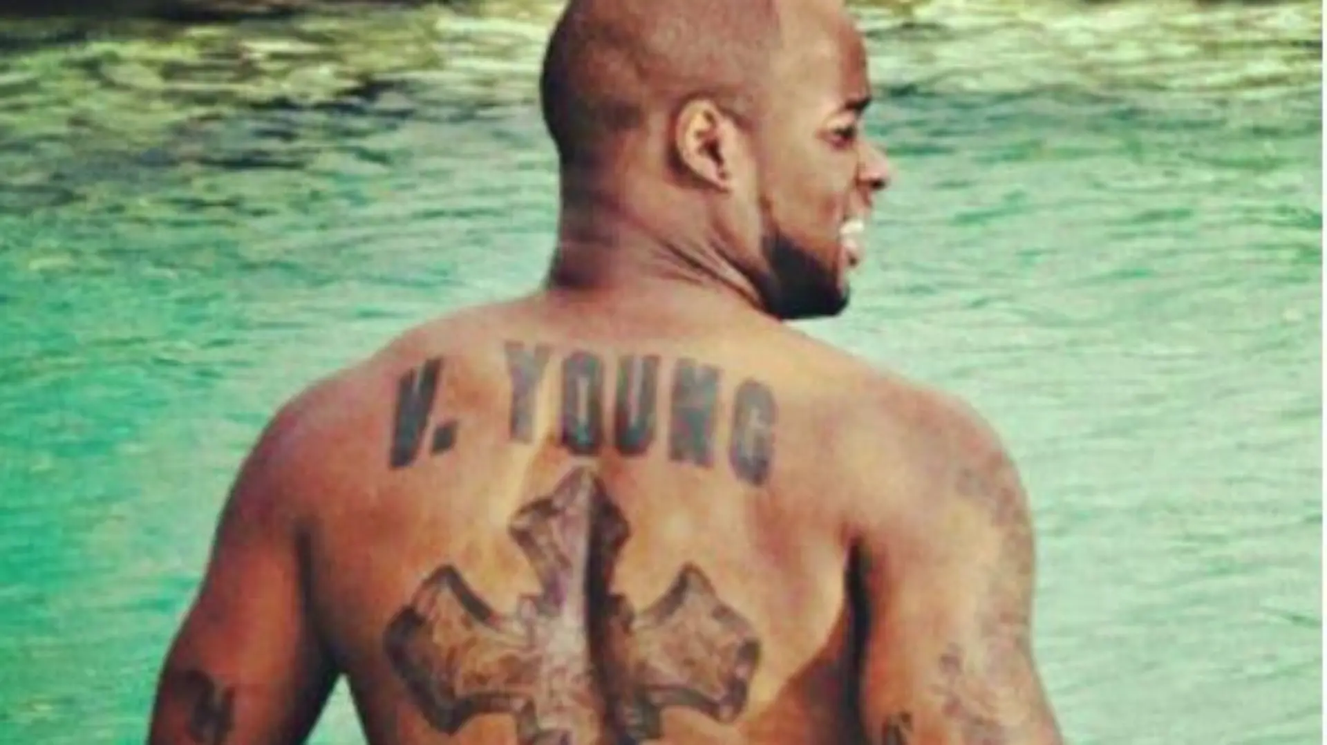 Vince Young mit Trikot auf dem Rücken.