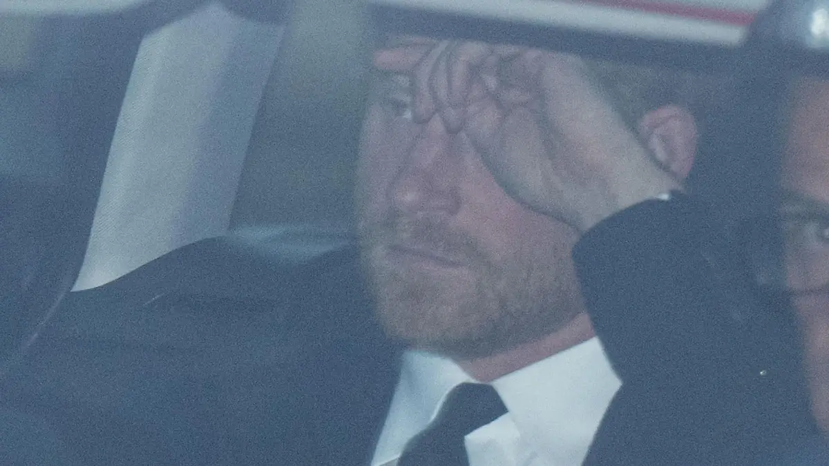 SONDERKONDITION
Königin Elisabeth gestorben - Prinz Harry kommt zu spät - Ankunft mit dem Wagen in Balmoral
Neue Fotos zeigen die Ankunft von Prinz Harry in Balmoral. Er hat es nicht mehr rechtzeitig geschafft. Seine Großmutter Königin Elisabeth ist kurz zuvor verstorben. Balmoral, UK - 08.09.2022
FOTOS EXKLUSIV - SONDERKONDITIONEN
NO CREDIT!!! NO CREDIT!!! NO CREDIT!!!
Copyright: hgm-press
Verschlagwortung: AGS3, Royal, Royals, Adel, adelig, Adelige, Britin, britisch, britische, britisches, Engländerin, englische, englisch, englisches Königshaus, Monarchie, Windsor, Elizabeth Alexandra Mary, Oberhaupt Church of England, Queen Elizabeth, Majestät, Oberhaupt Commonwealth of Nations, Thron, Krone, Schloss, Burg, Sommersitz, Ferienresidenz, Helikopter, Sorge, besorgt, Krankheit ?, krank ?, Elizabeth, Windsor, Herzog von Sussex, Prinz Harry