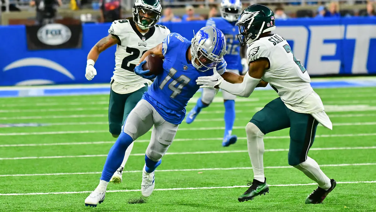  DETROIT, MI - SEPTEMBER 11: Detroit Lions wide receiver Amon-Ra St. Brown 14 turns upfield with a reception for a first down as Philadelphia Eagles cornerback Darius Slay 2 pushes him out of bounds during the Detroit Lions versus the Philadelphia Eagles game on Sunday September 11, 2022 at Ford Field in Detroit, MI. Photo by Steven King/Icon Sportswire NFL, American Football Herren, USA SEP 11 Eagles at Lions Icon258202209111192