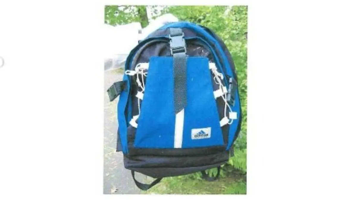 In diesem blauen Rucksack liegt die Leiche des toten Babys aus Krefeld.