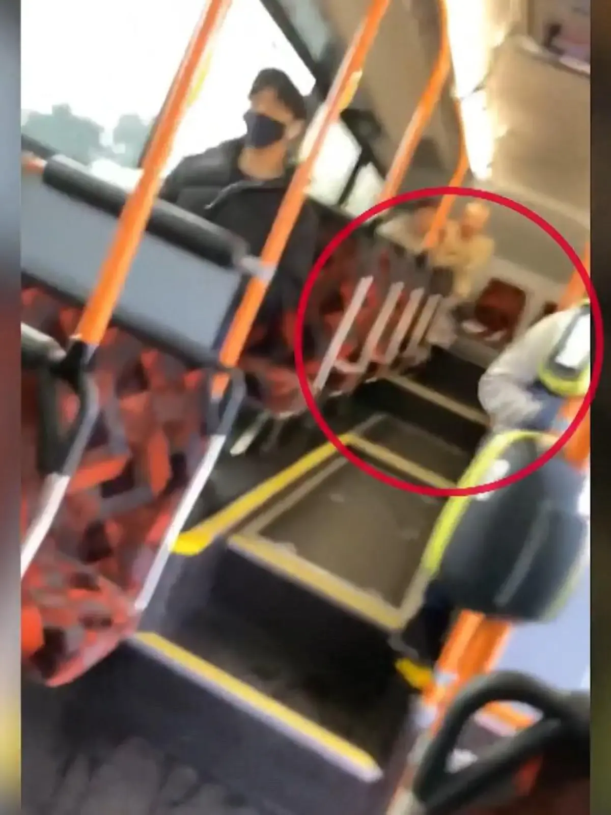 In einem Bus im hintersten Eck wollte ein Pärchen doch tatsächlich Sex. Doch ein Fahrgast war besonders empört, fühlte sich verständlicherweise von dem Anblick gestört. Damit war mit dem Gefummel Schluss - so etwas macht man aber auch nun wirklich nicht in einem Bus!