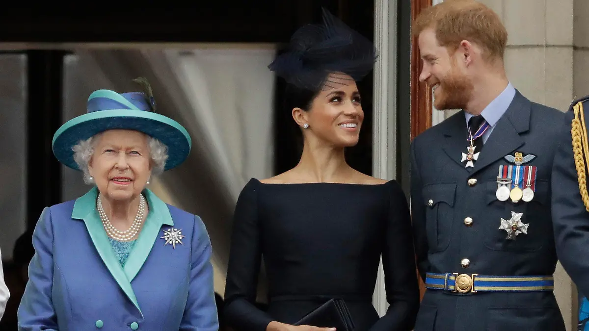 ARCHIV - 10.07.2018, Großbritannien, London: Die britische Königin, Queen Elizabeth II., ihr Enkel, Prinz Harry und seine Frau, Herzogin Meghan stehen beim Vorbeiflug von Flugzeugen der Royal Air Force über den Buckingham-Palast auf einem Balkon. (zu dpa: «Knapp die Hälfte der Briten will Prinz Harry aus Thronfolge entfernen») Foto: Matt Dunham/AP/dpa +++ dpa-Bildfunk +++