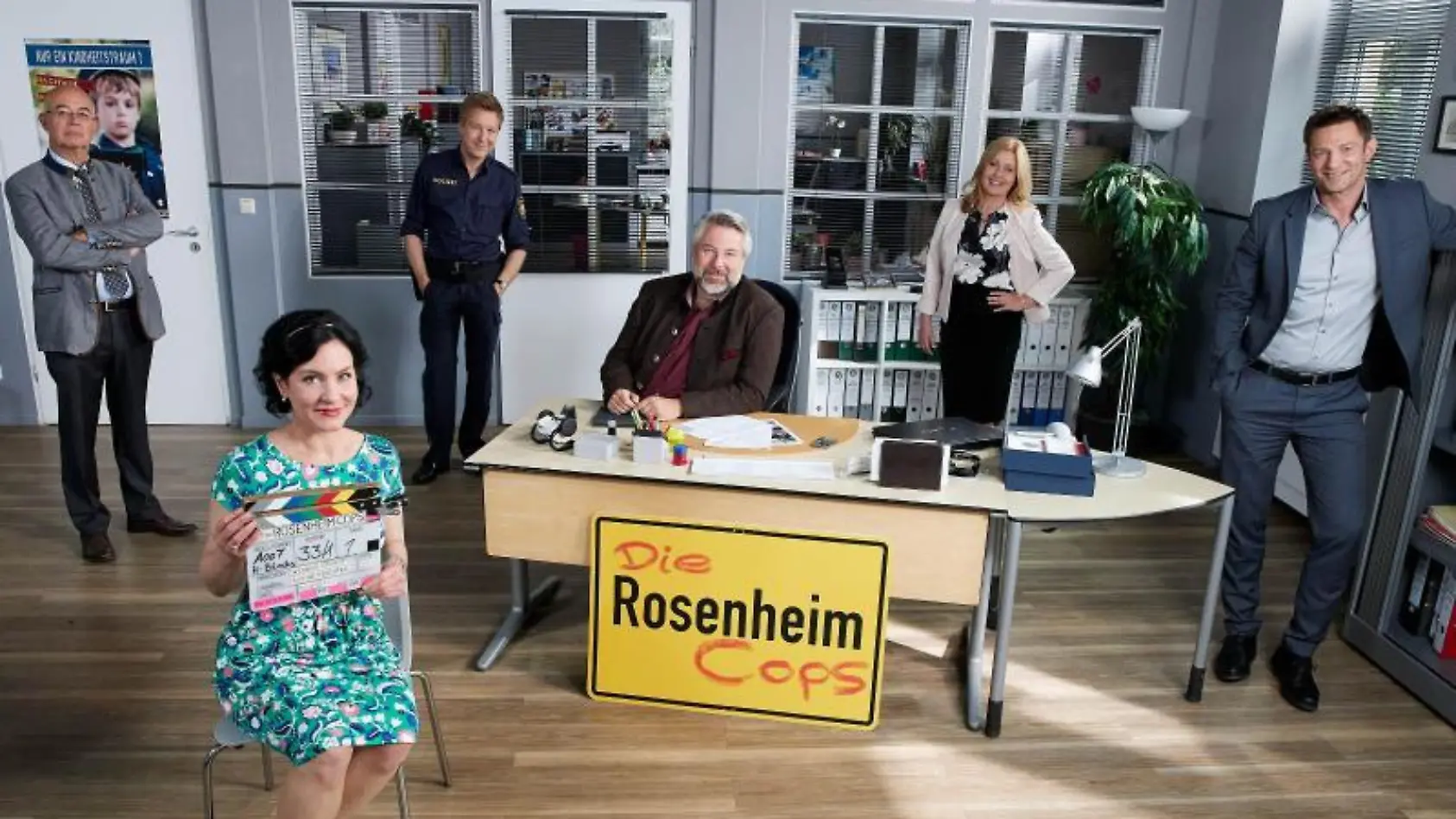 Die Schauspieler der Erfolgsserie stehen am Set der "Rosenheim-Cops". Foto: Bojan Ritan/obs/dpa/Archivbild