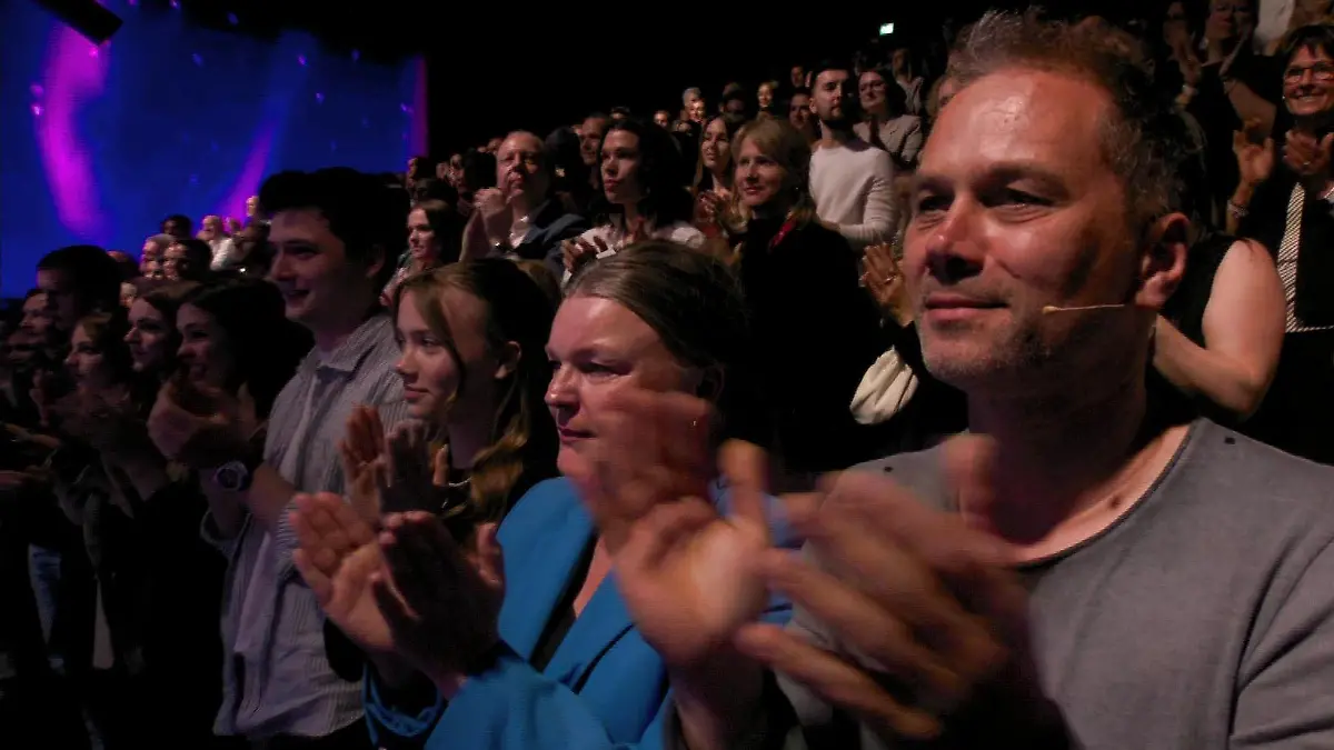 Standing Ovations im "Let's Dance"-Finale von Julias Familie und ihrem Freund Matthias (links)
