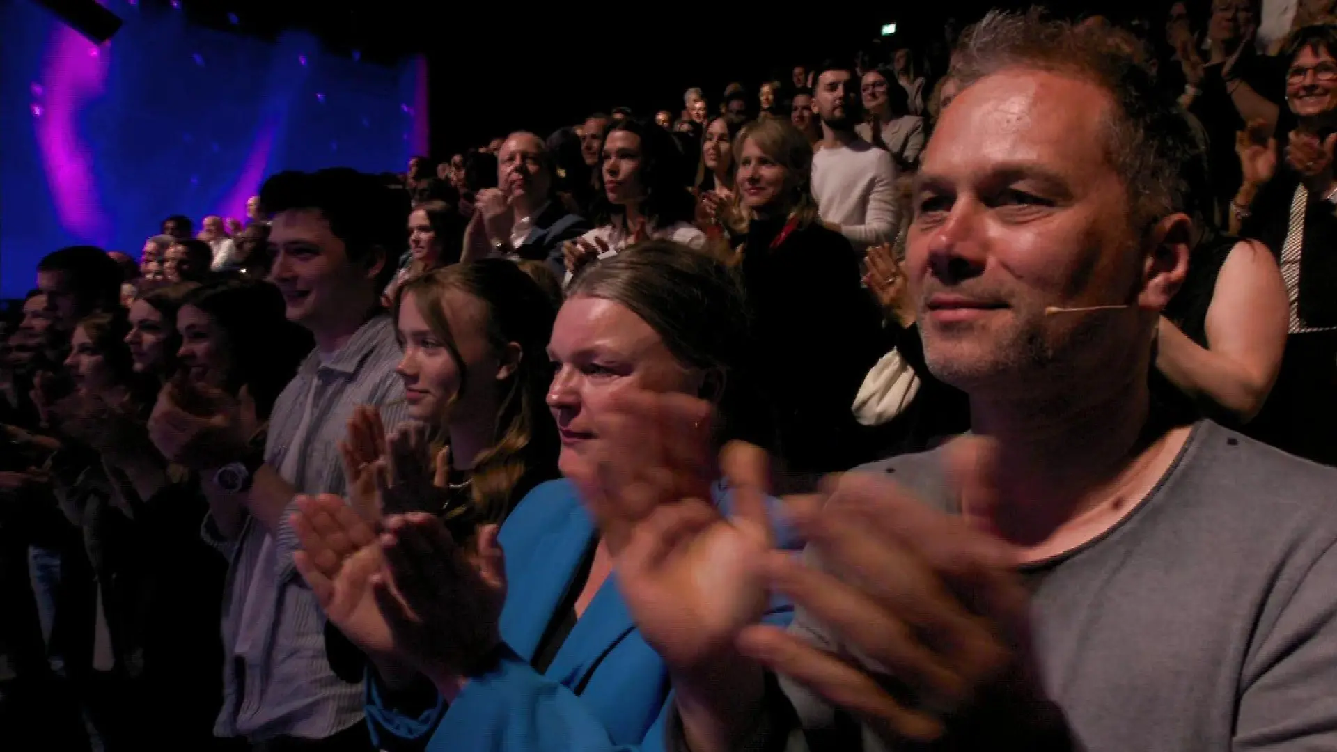 Standing Ovations im "Let's Dance"-Finale von Julias Familie und ihrem Freund Matthias (links)