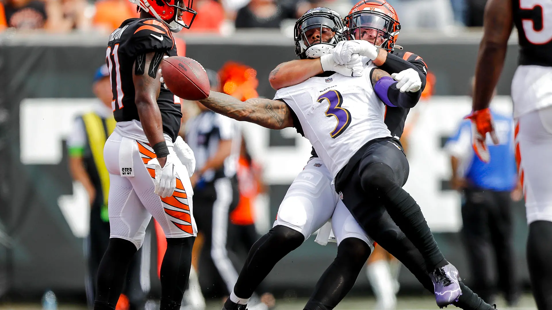 NFL, American Football Herren, USA Baltimore Ravens at Cincinnati Bengals Sep 17, 2023 Cincinnati, Ohio, USA Baltimore Ravens wide receiver Odell Beckham Jr. 3 runs with the ball against Cincinnati Bengals linebacker Logan Wilson 55 in the first half at Paycor Stadium. Cincinnati Paycor Stadium Ohio USA, EDITORIAL USE ONLY PUBLICATIONxINxGERxSUIxAUTxONLY Copyright: xKatiexStratmanx 20230917_sns_gt1_077