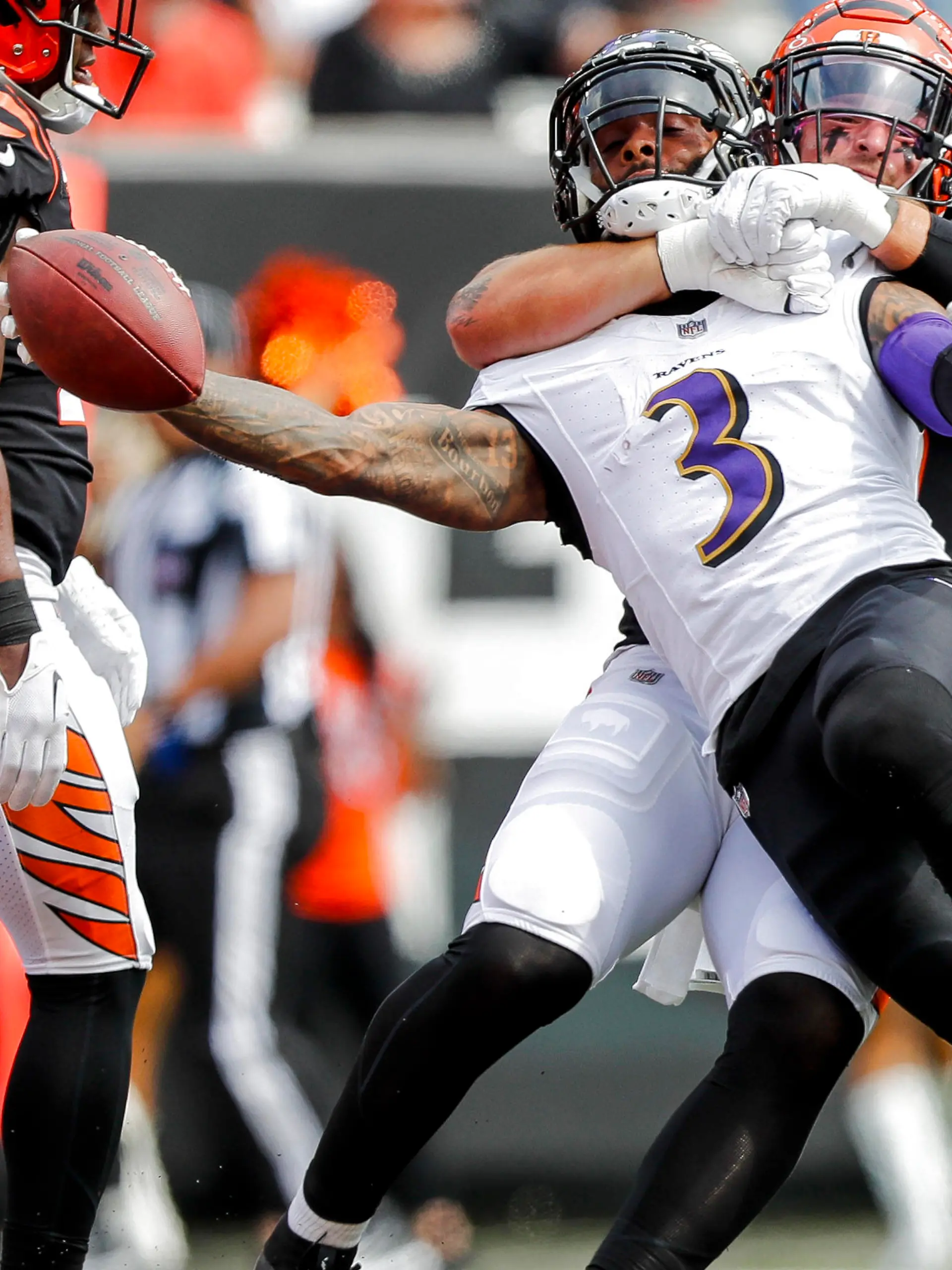 NFL, American Football Herren, USA Baltimore Ravens at Cincinnati Bengals Sep 17, 2023 Cincinnati, Ohio, USA Baltimore Ravens wide receiver Odell Beckham Jr. 3 runs with the ball against Cincinnati Bengals linebacker Logan Wilson 55 in the first half at Paycor Stadium. Cincinnati Paycor Stadium Ohio USA, EDITORIAL USE ONLY PUBLICATIONxINxGERxSUIxAUTxONLY Copyright: xKatiexStratmanx 20230917_sns_gt1_077