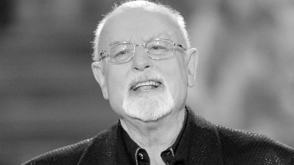ARCHIV- Der britische Sänger Roger Whittaker am 25.03.2006 bei der Generalprobe zur ARD-Show "Frühlingsfest der Volksmusik in der Stadthalle Chemnitz. Roger Whittaker erhält in diesem Jahr eine Platin-Stimmgabel für sein Lebenswerk. Der 70-Jährige wird bei der Vergabe der «Goldenen Stimmgabel» am 16. September 2006 in Ludwigshafen mit der Auszeichnung geehrt, wie die Veranstalter am Freitag (18.08.2006) ankündigten. Eine Aufzeichnung der Preisverleihung strahlt das ZDF am 24. September aus. Whittaker war mit Titeln wie «Albany», «Abschied ist ein scharfes Schwert» oder «The Last Farewell» berühmt geworden. Foto: Matthias Hiekel +++(c) dpa - Bildfunk+++ +++(c) dpa - Bildfunk+++