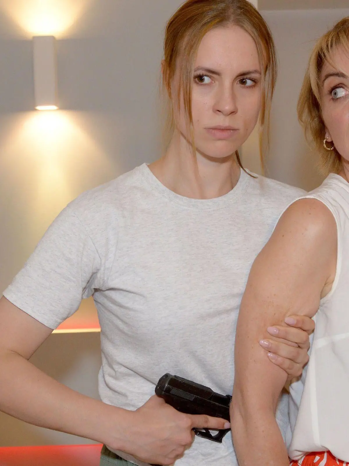 Gerner konnte nicht verhindern, dass Zoe (Lara Dandelion Seibert, l.) Yvonne (Gisa Zach) als Geisel nimmt.

Die Verwendung des sendungsbezogenen Materials ist nur mit dem Hinweis und Verlinkung auf RTL+ gestattet.