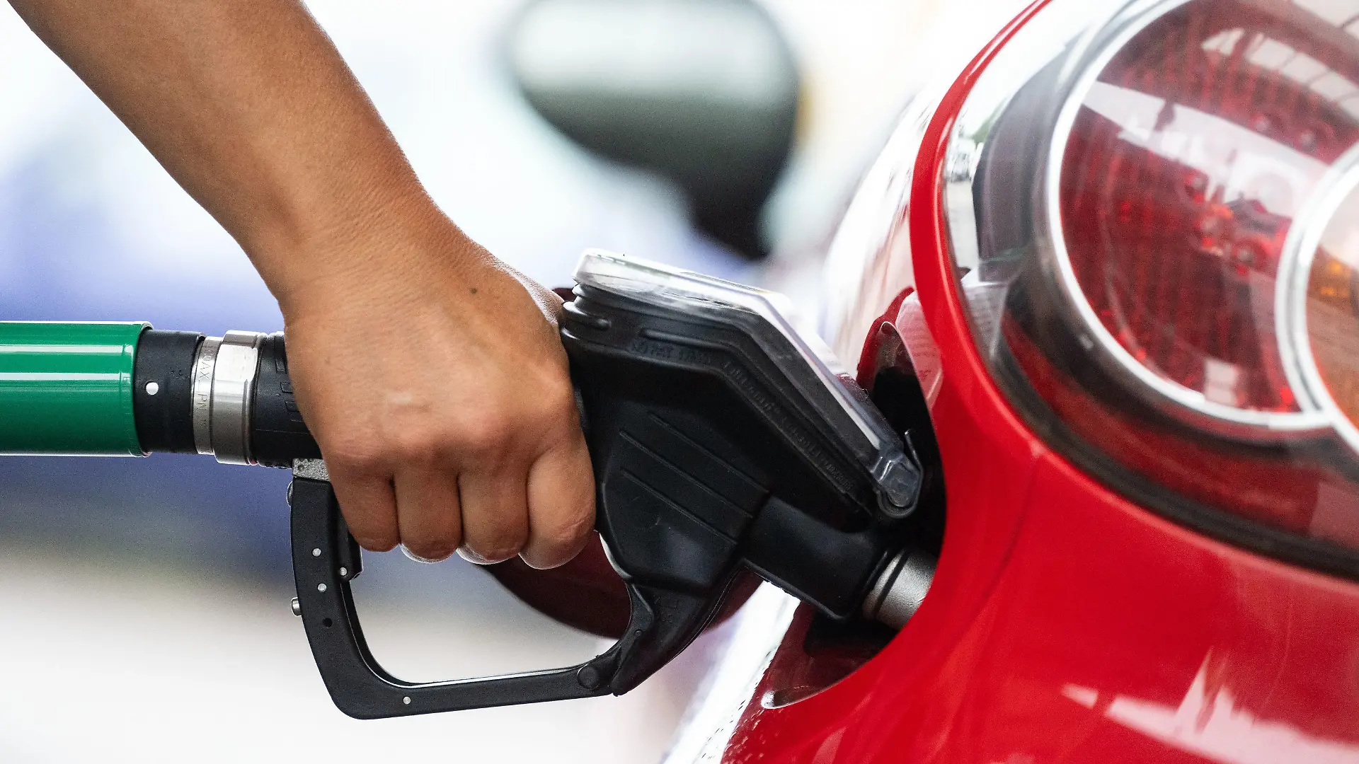 ARCHIV - 31.08.2022, Baden-Württemberg, Neuhausen auf den Fildern: Eine Frau tankt in einer Tankstelle des Bundesverband Freier Tankstellen und Unabhängiger Deutscher Mineralölhändler (BFT). Mit dem Start der vorübergehenden Spritsteuersenkung im Juni ist nach Branchendaten die Nachfrage nach Benzin deutlich gestiegen. (zu dpa "Mineralöldaten: Steuersenkung dürfte Spritnachfrage angeschoben haben") Foto: Marijan Murat/dpa +++ dpa-Bildfunk +++