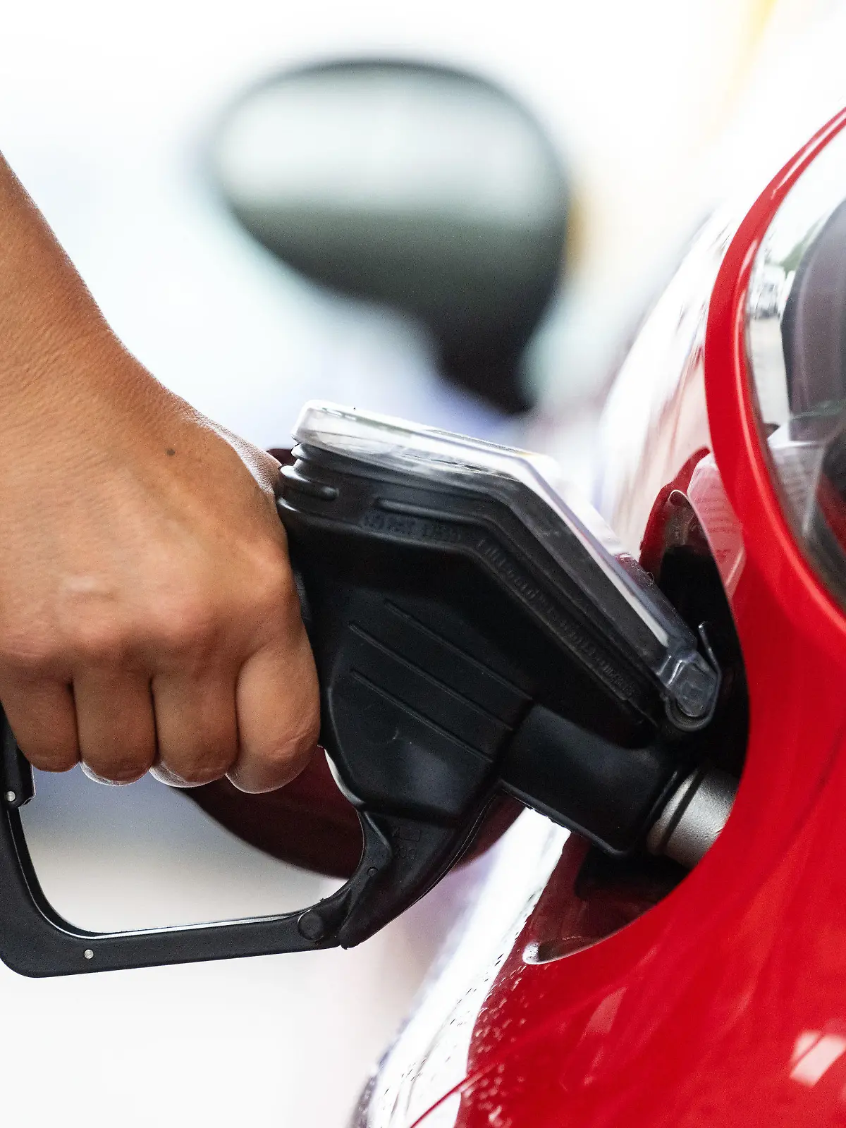 ARCHIV - 31.08.2022, Baden-Württemberg, Neuhausen auf den Fildern: Eine Frau tankt in einer Tankstelle des Bundesverband Freier Tankstellen und Unabhängiger Deutscher Mineralölhändler (BFT). Mit dem Start der vorübergehenden Spritsteuersenkung im Juni ist nach Branchendaten die Nachfrage nach Benzin deutlich gestiegen. (zu dpa "Mineralöldaten: Steuersenkung dürfte Spritnachfrage angeschoben haben") Foto: Marijan Murat/dpa +++ dpa-Bildfunk +++