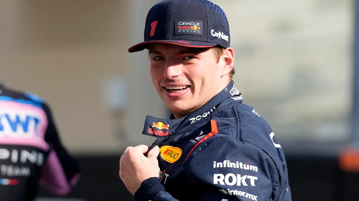 ARCHIV - 26.11.2023, Vereinigte Arabische Emirate, Abu Dhabi: Motorsport: Formel-1-Weltmeisterschaft, Grand Prix von Abu Dhabi: Max Verstappen aus den Niederlanden vom Team Oracle Red Bull kommt zum Gruppenfoto der F1-Fahrer vor der Fahrerparade. Er geht auch 2024 als Topfavorit an den Start. (zu dpa: «Die große Frage: Wer kann Max Verstappen stoppen?») Foto: Kamran Jebreili/AP/dpa +++ dpa-Bildfunk +++