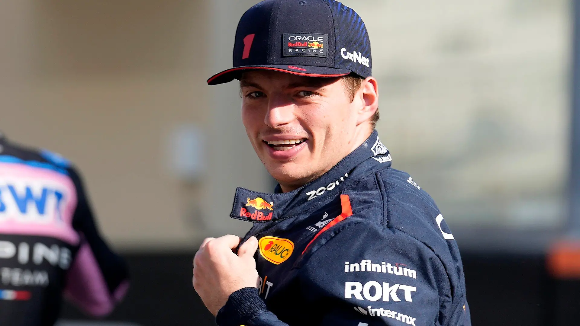 ARCHIV - 26.11.2023, Vereinigte Arabische Emirate, Abu Dhabi: Motorsport: Formel-1-Weltmeisterschaft, Grand Prix von Abu Dhabi: Max Verstappen aus den Niederlanden vom Team Oracle Red Bull kommt zum Gruppenfoto der F1-Fahrer vor der Fahrerparade. Er geht auch 2024 als Topfavorit an den Start.  (zu dpa: «Die große Frage: Wer kann Max Verstappen stoppen?») Foto: Kamran Jebreili/AP/dpa +++ dpa-Bildfunk +++