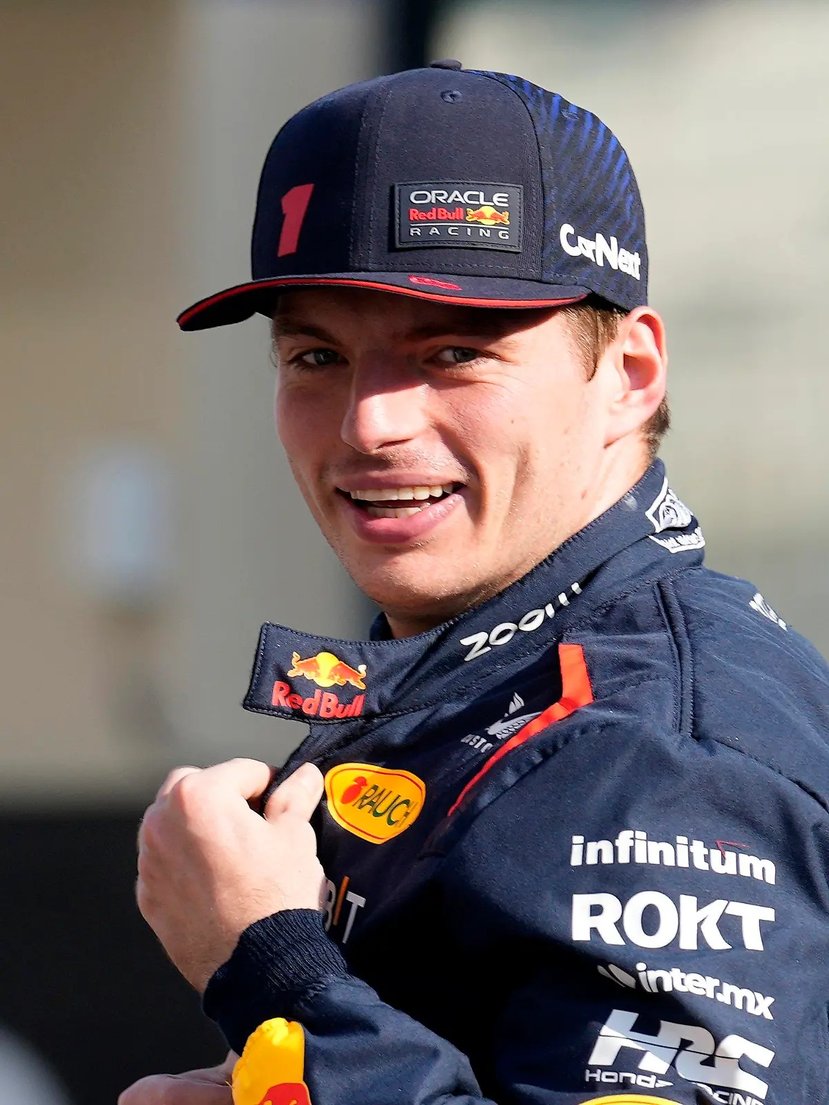 ARCHIV - 26.11.2023, Vereinigte Arabische Emirate, Abu Dhabi: Motorsport: Formel-1-Weltmeisterschaft, Grand Prix von Abu Dhabi: Max Verstappen aus den Niederlanden vom Team Oracle Red Bull kommt zum Gruppenfoto der F1-Fahrer vor der Fahrerparade. Er geht auch 2024 als Topfavorit an den Start.  (zu dpa: «Die große Frage: Wer kann Max Verstappen stoppen?») Foto: Kamran Jebreili/AP/dpa +++ dpa-Bildfunk +++