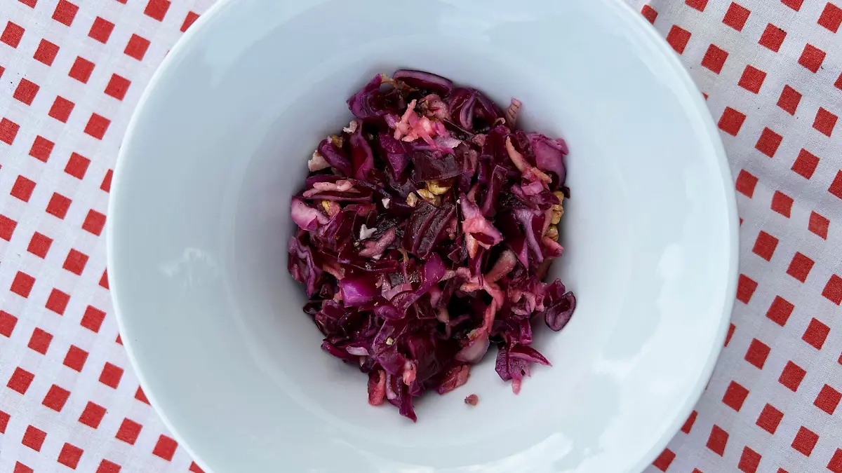 So wird die Kohl-Zeit nicht langweilig. Kohl-Salat mit Nüssen und Honig: lecker!