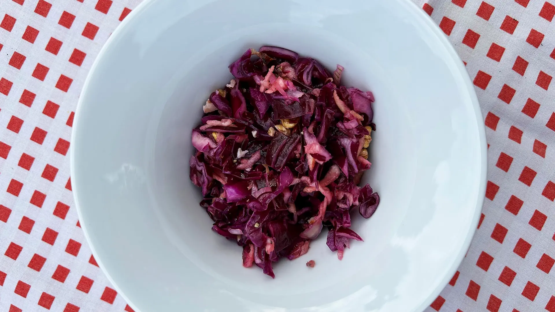 So wird die Kohl-Zeit nicht langweilig. Kohl-Salat mit Nüssen und Honig: lecker!